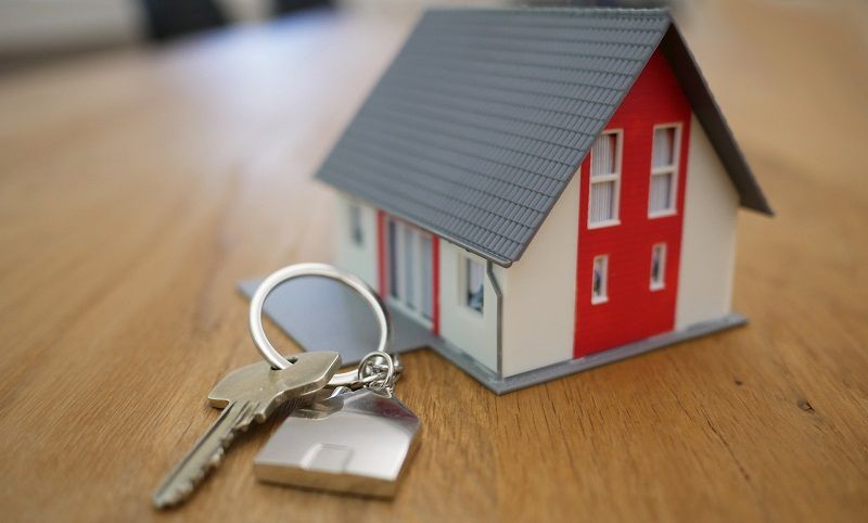 rot -weißes Haus mit Haustürschlüssel